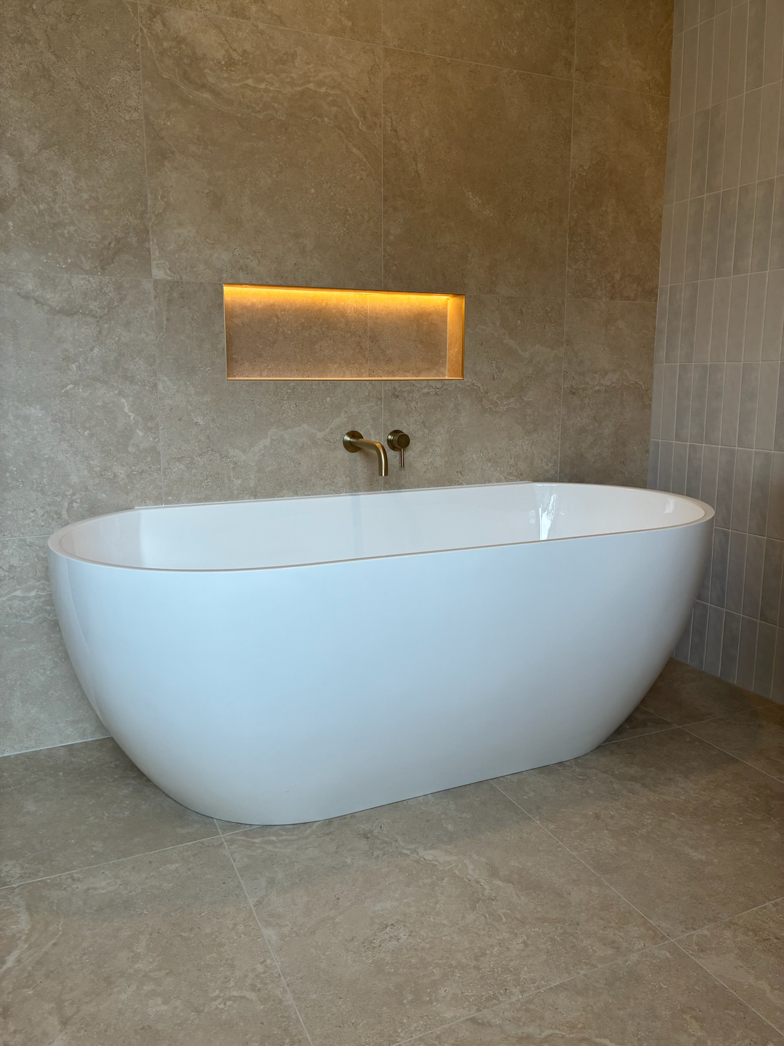 The Greige Stone Ensuite — detail 4 by McMillan Tiling Projects